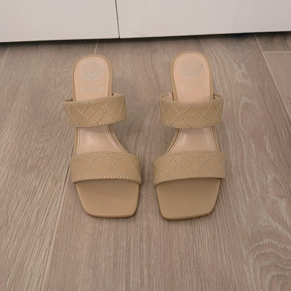 VINCE CAMUTO TAN HEEL